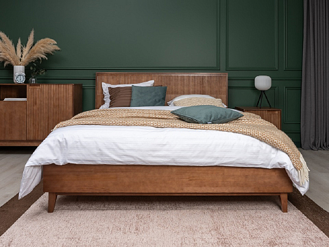 Черная кровать Tempo - Кровать из массива с вертикальной фрезеровкой и декоративным обрамлением изголовья